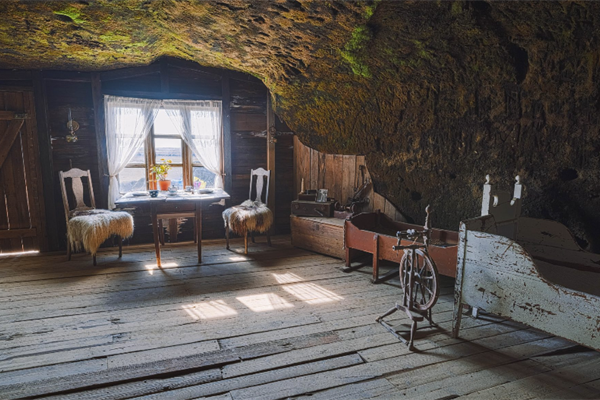 Kálfstindar og Laugarvatnshellar